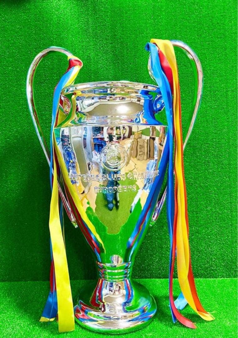 UEFAチャンピオンズリーグトロフィー、歴代優勝クラブ名刻印、リボン付き