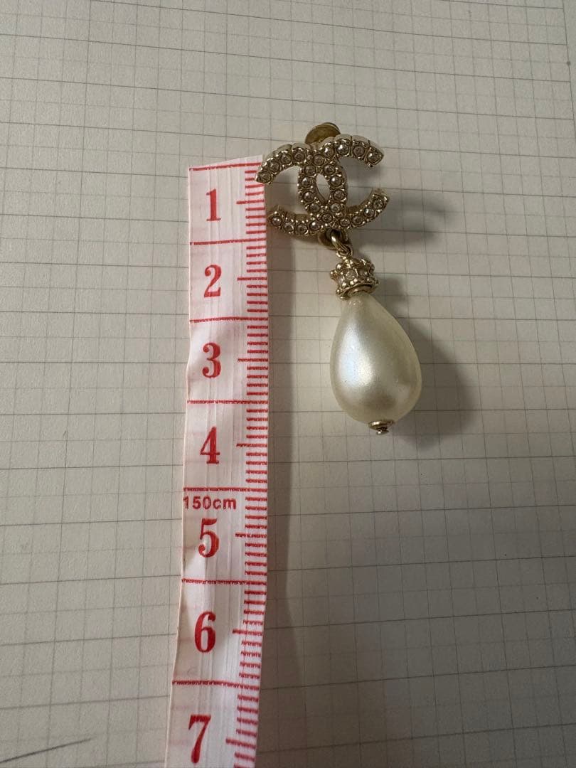 CHANEL ロゴ付きパールピアス(片耳用)