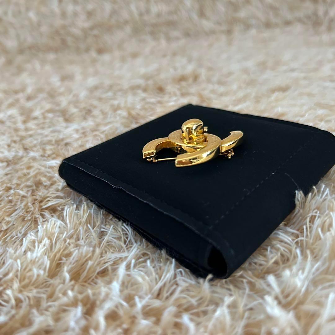 極美品✨ シャネル ココマーク ターンロック ブローチ ゴールド 刻印96P