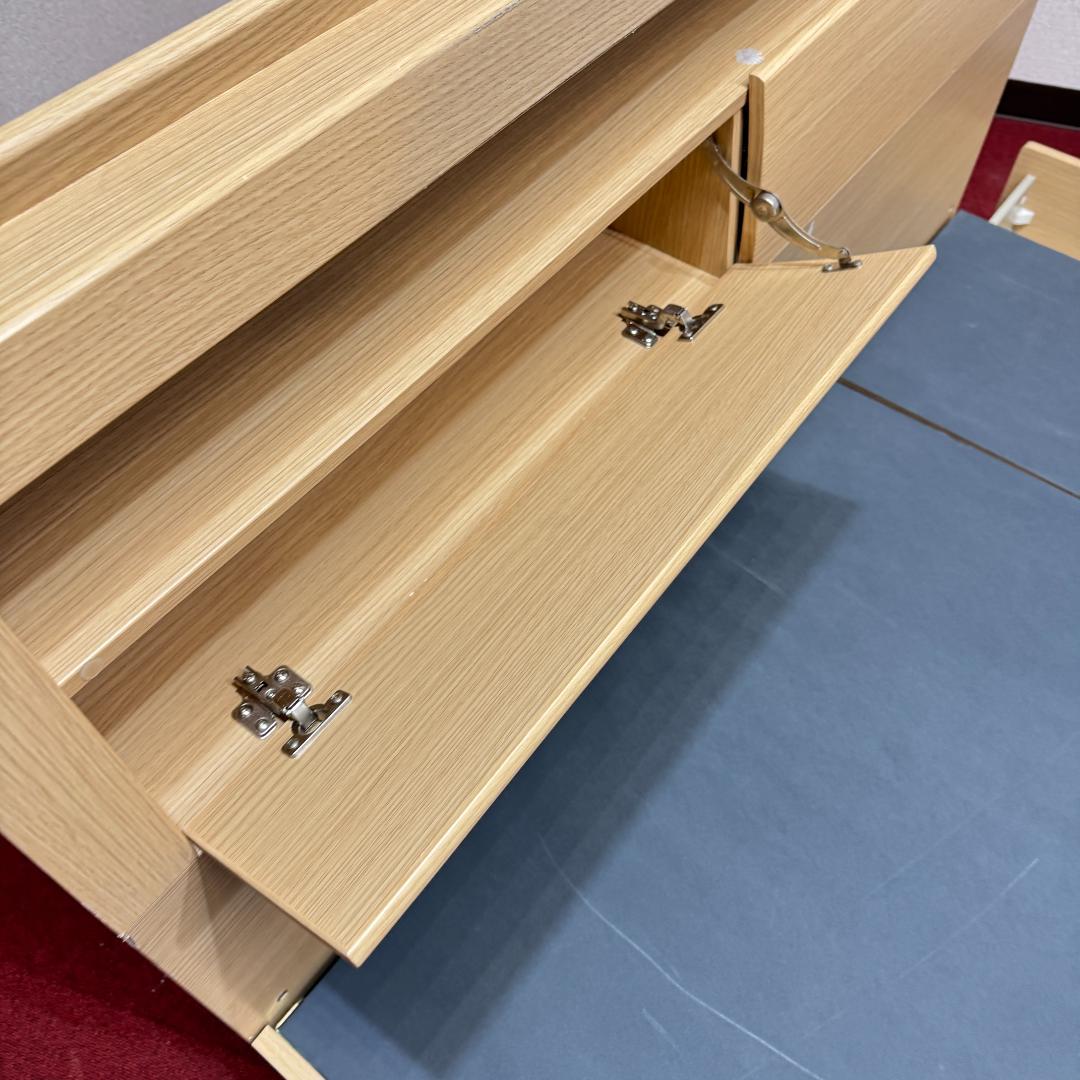 ダブルベッド　引き出し有り　コンセント付き　枕元に収納有