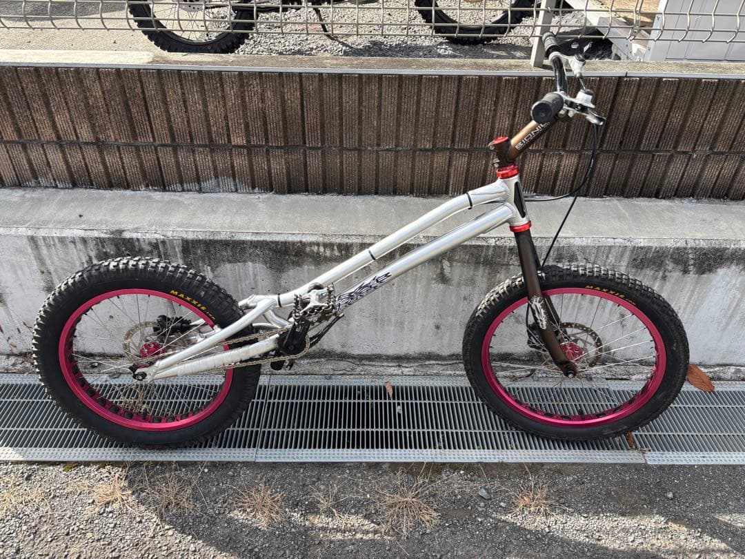 BIONIC　トライアル　２０インチ　　前後　油圧ブレーキ　中古　引き取りのみ