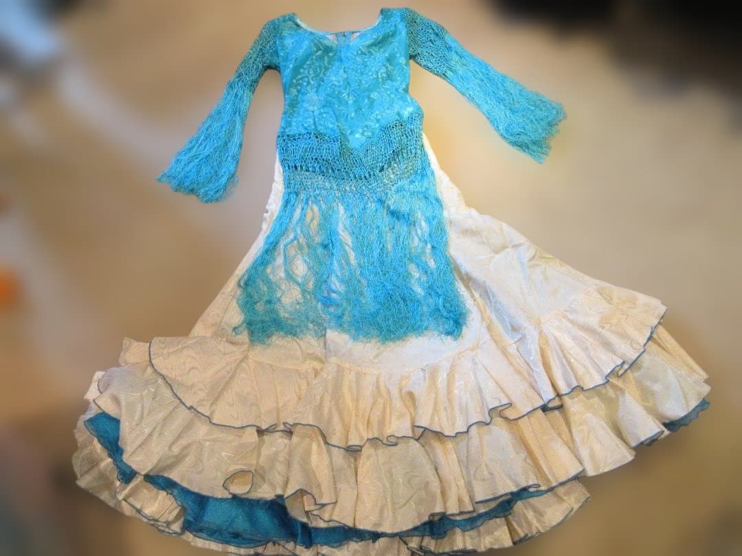 ターコイズブルーのマントンで作ったフラメンコ衣装