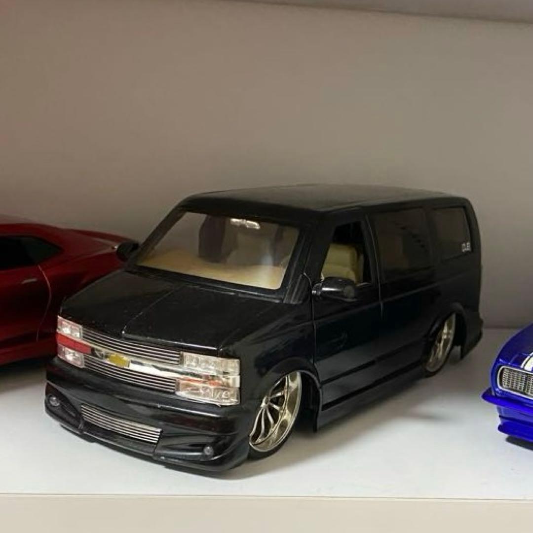 1/18 ミニカー　シボレー　アストロ　ブラック　DUB city