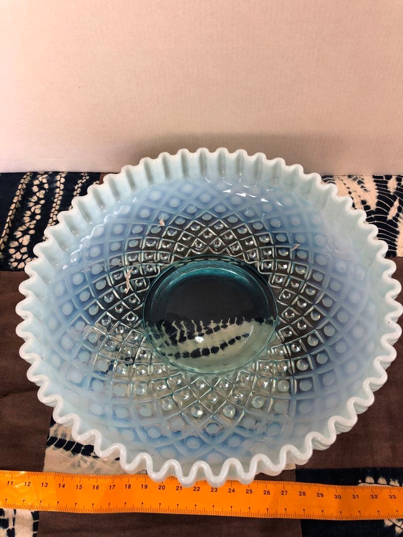 セール‼️断捨離逸品　 縁波形フリル ブルーオパールセントボウル