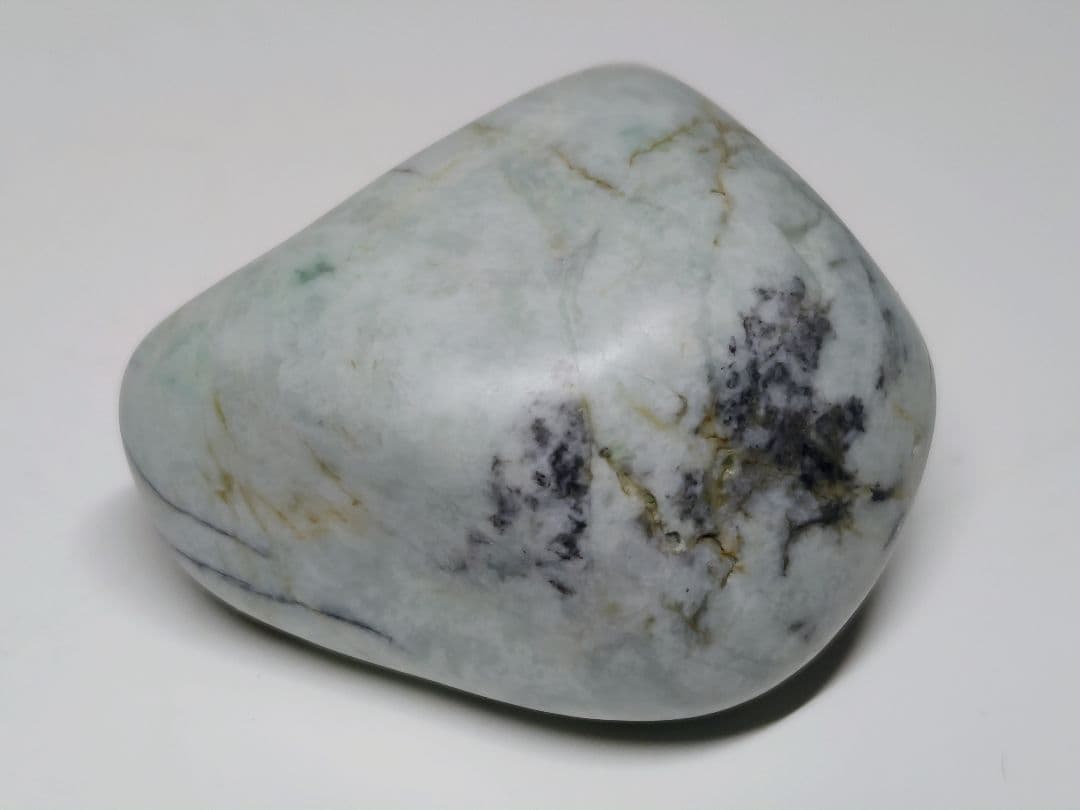 糸魚川148 翡翠 135g ヒスイ 原石 鑑賞石 自然石 誕生石 鉱物 鉱石