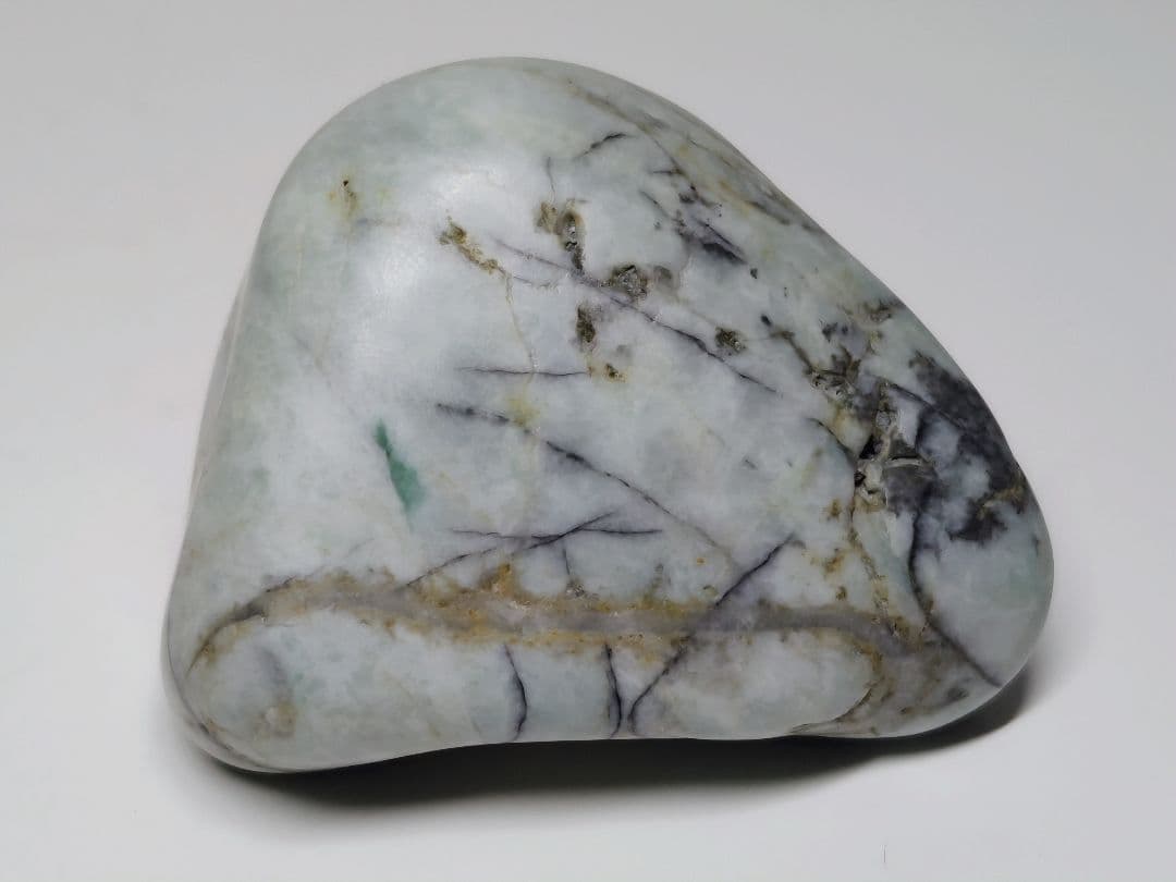 糸魚川148 翡翠 135g ヒスイ 原石 鑑賞石 自然石 誕生石 鉱物 鉱石