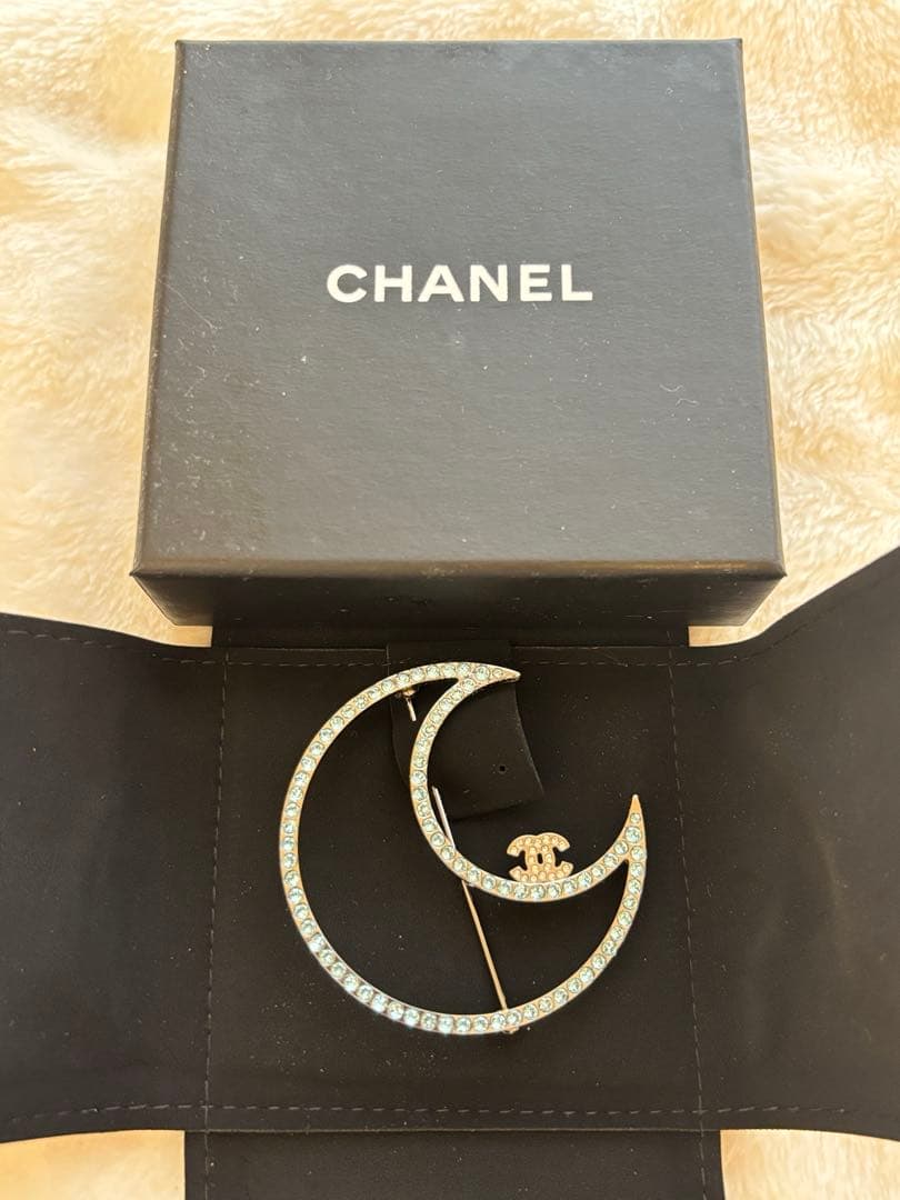 CHANEL 月形クリスタルブローチ 淡い水色