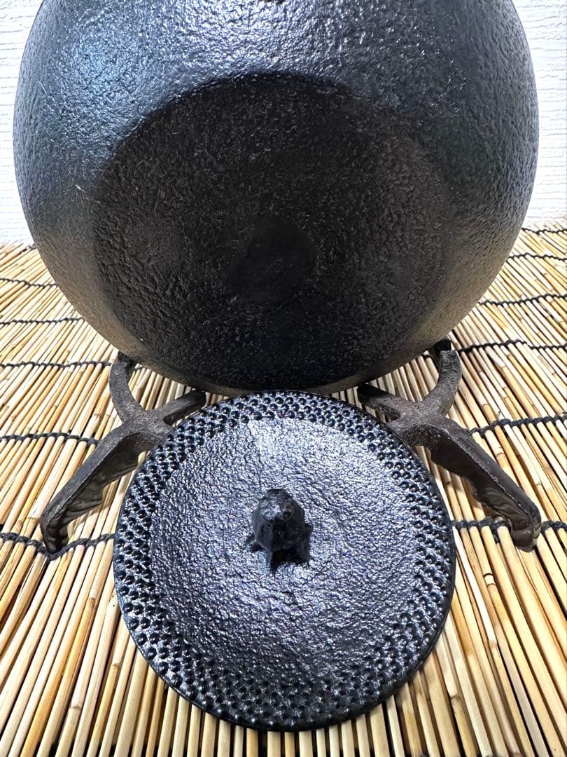 未使用、保管品　南部伝統工芸士 及川寛治作　１５型姥口アラレ　南部鉄瓶　南部鉄器