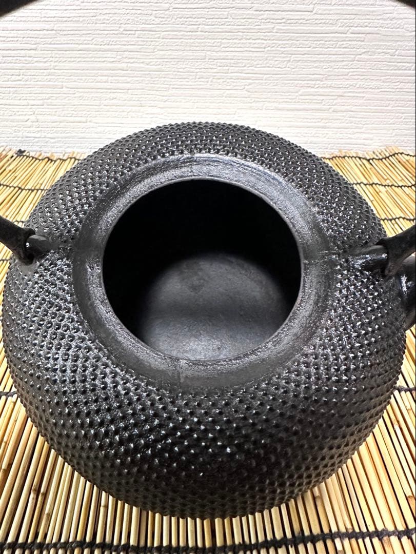 未使用、保管品　南部伝統工芸士 及川寛治作　１５型姥口アラレ　南部鉄瓶　南部鉄器