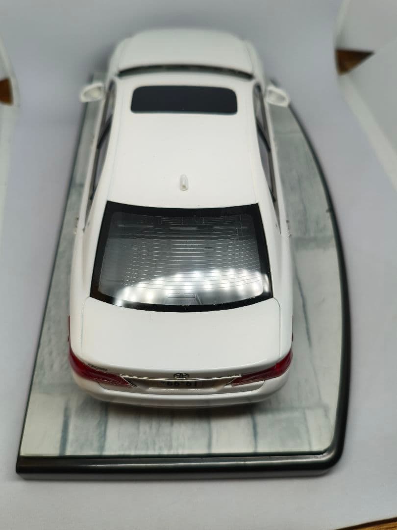 プラモデル　トヨタ　クラウンロイヤル　1/24　　完成品　VIP　シャコタン