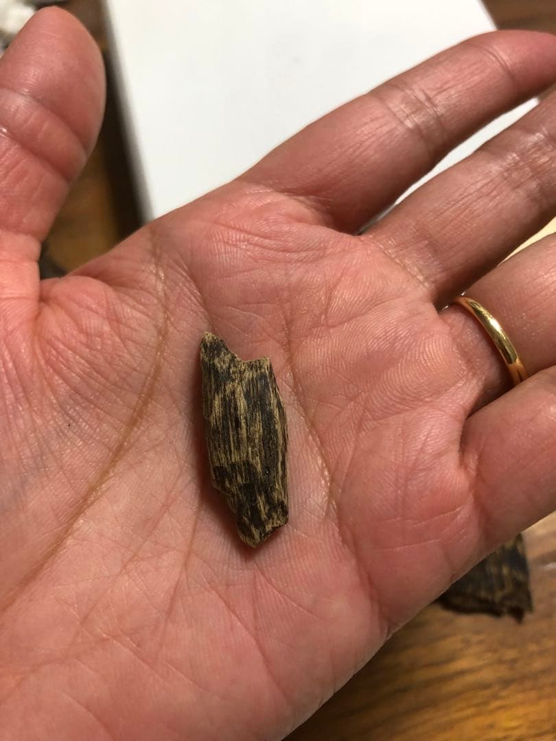 香木製産高品質沈香伽羅1.5g香木水に沈みます。