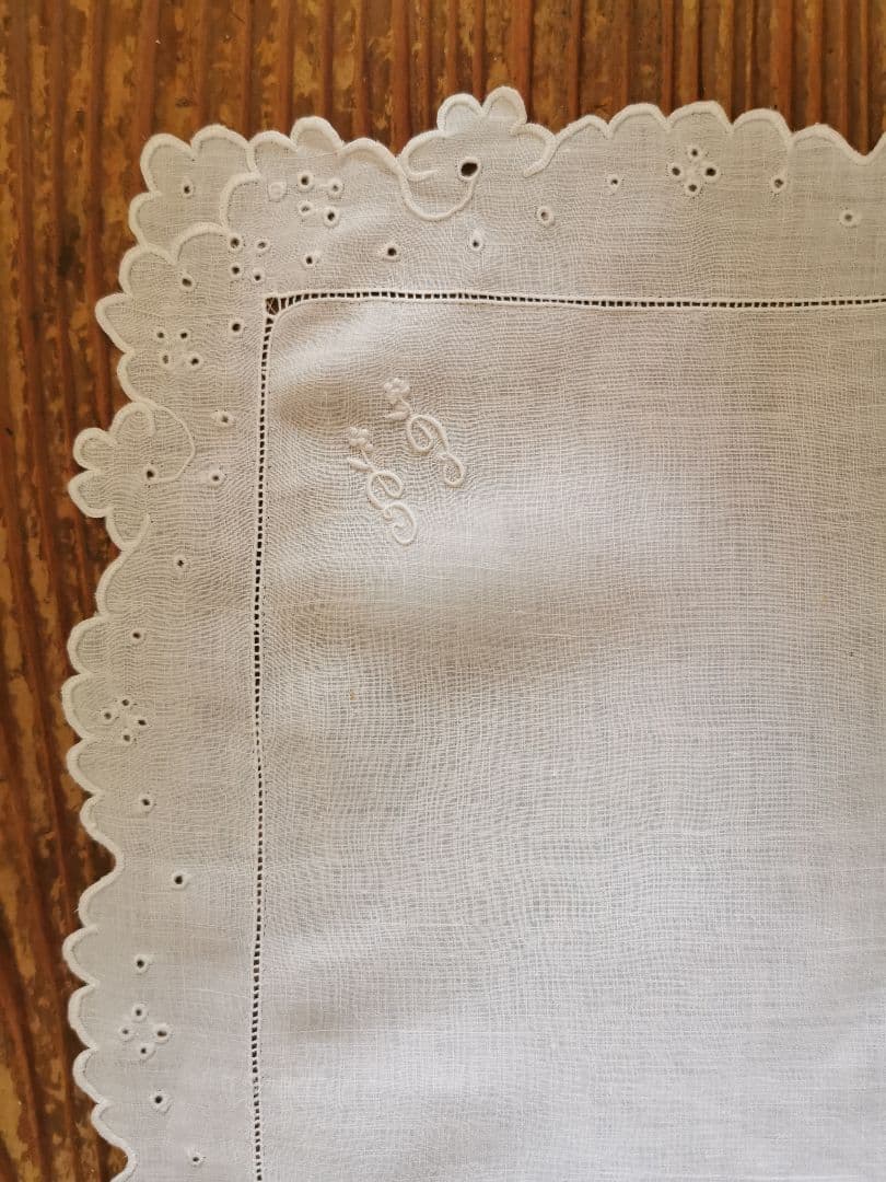 アンティークフランス 細やかなアイレット&スカラップ&花文字刺繍 リネンハンカチ