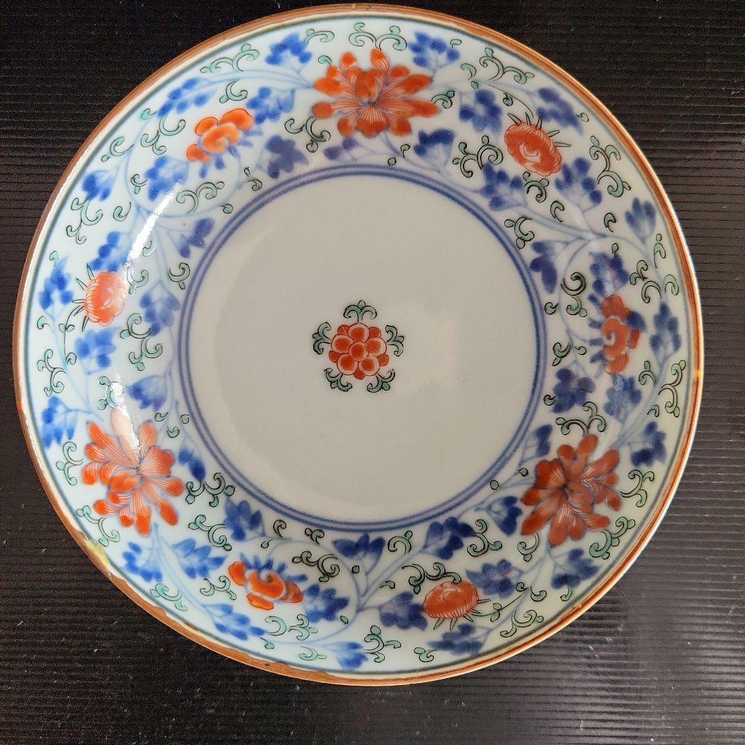 柿右衛門手の色絵花唐草文小皿