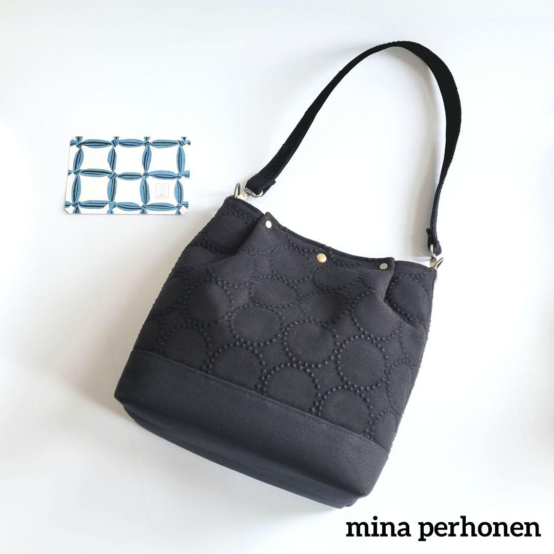 ミナペルホネン　大きめショルダーバック dopタンバリン(ブラック)