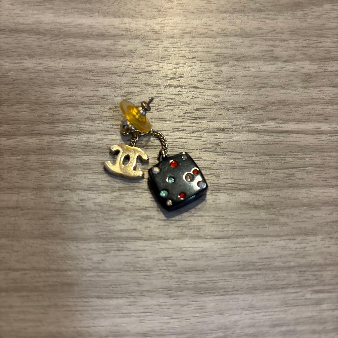 ココシャネル　お化粧パレットピアス　ロゴ