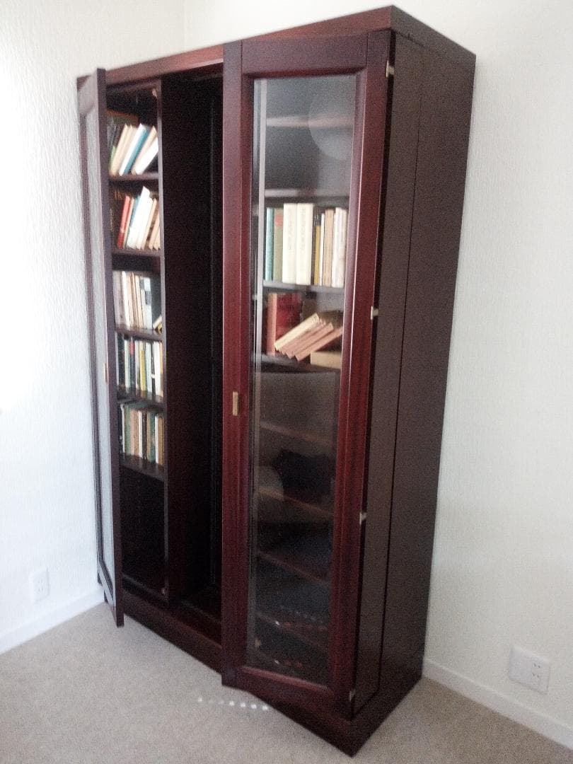 スライド式本棚　収納力にすぐれ、ガラス扉付き