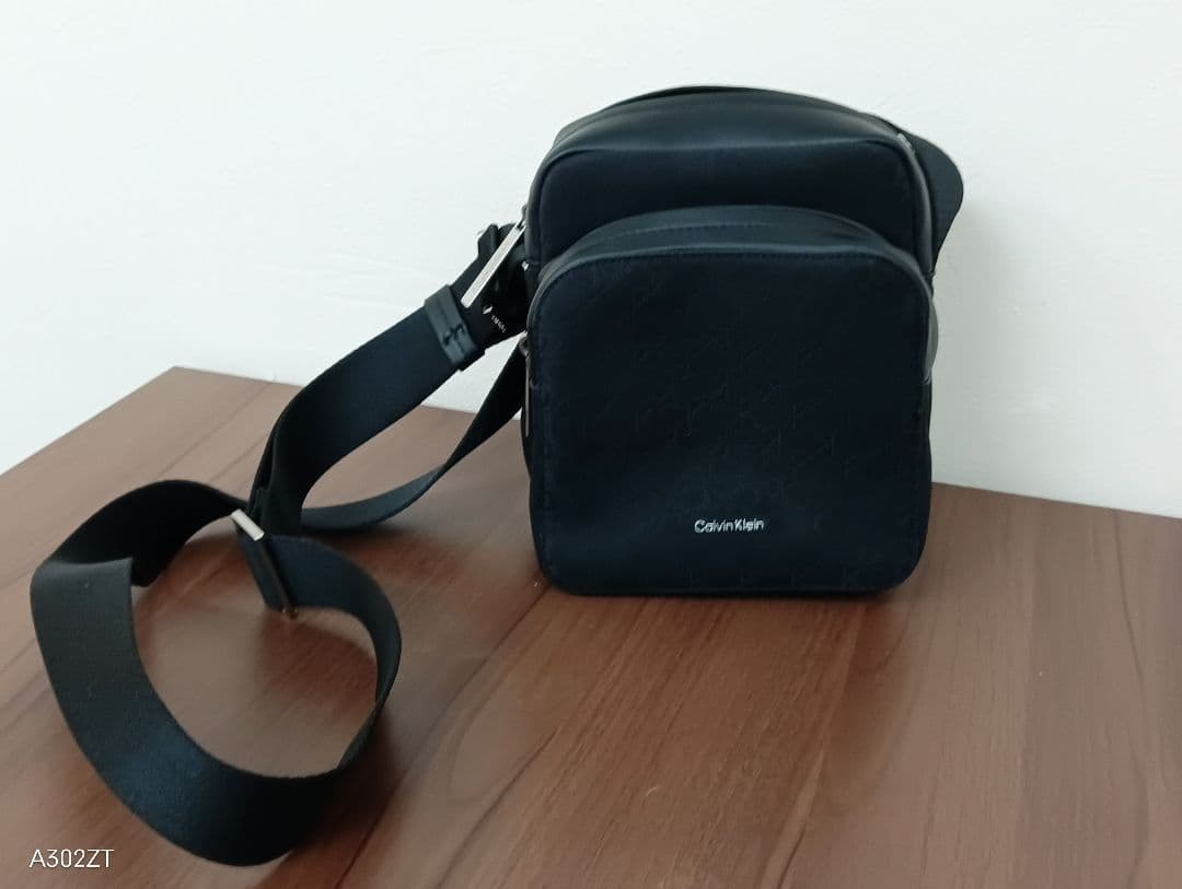 美品　  ショルダーバッグ ブラック　かばん