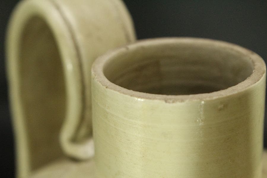 中国美術 白磁 陽刻草花紋 瓶(ZE663)