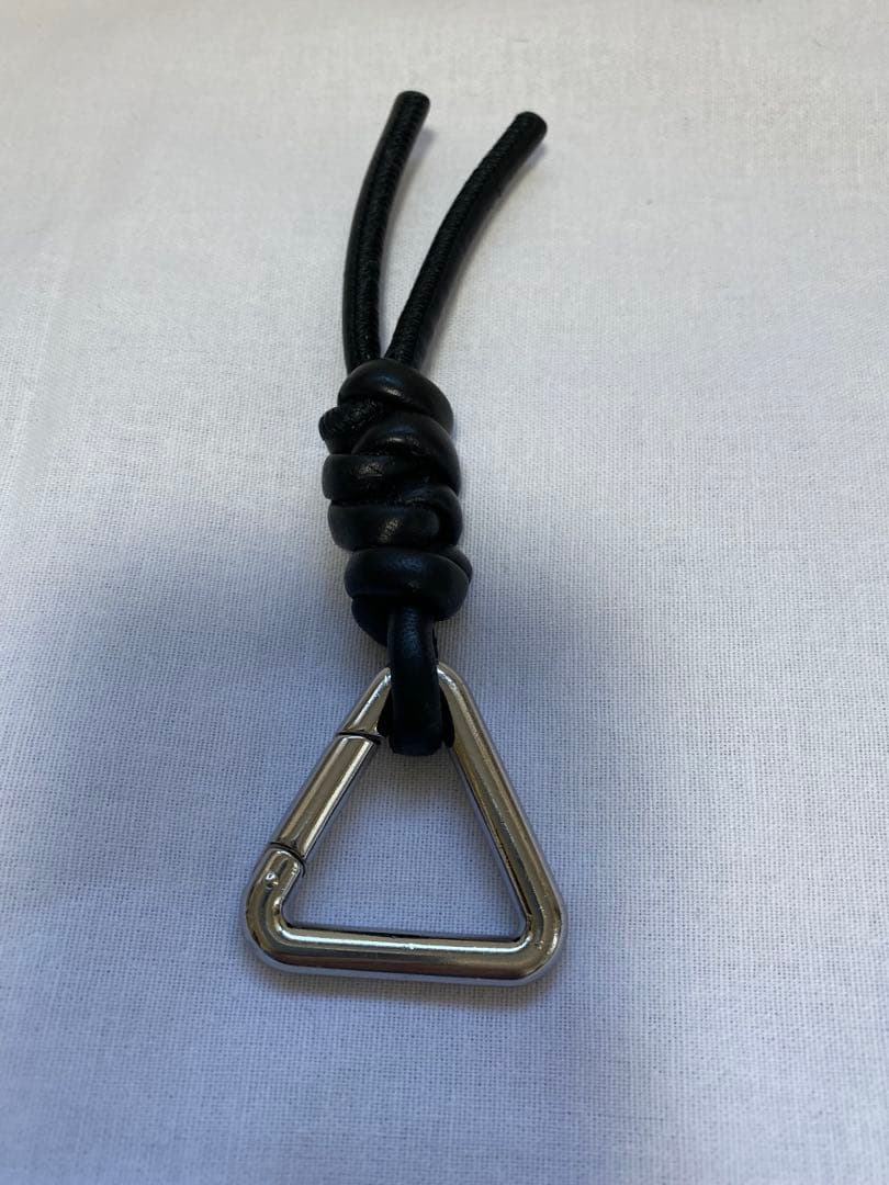 BOTTEGA VENETA 編み込みレザーキーホルダーブラック