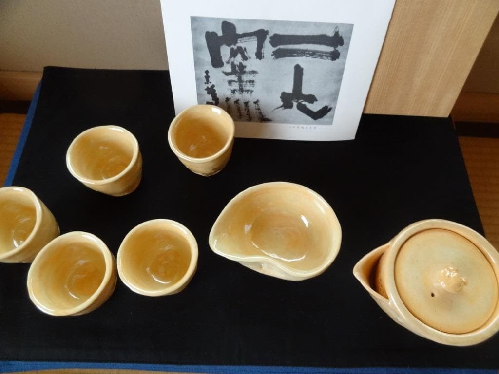 二六焼　白釉茶器三つ揃　煎茶器　霊芝摘　宝瓶　急須　茶碗　楽山焼　水月焼