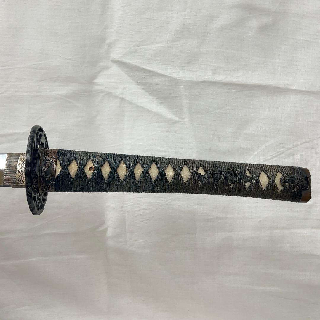 【模造刀】太刀 樋入り 鶴鍔 透かし 全長97.0センチ 黒鞘 互の目 刃紋