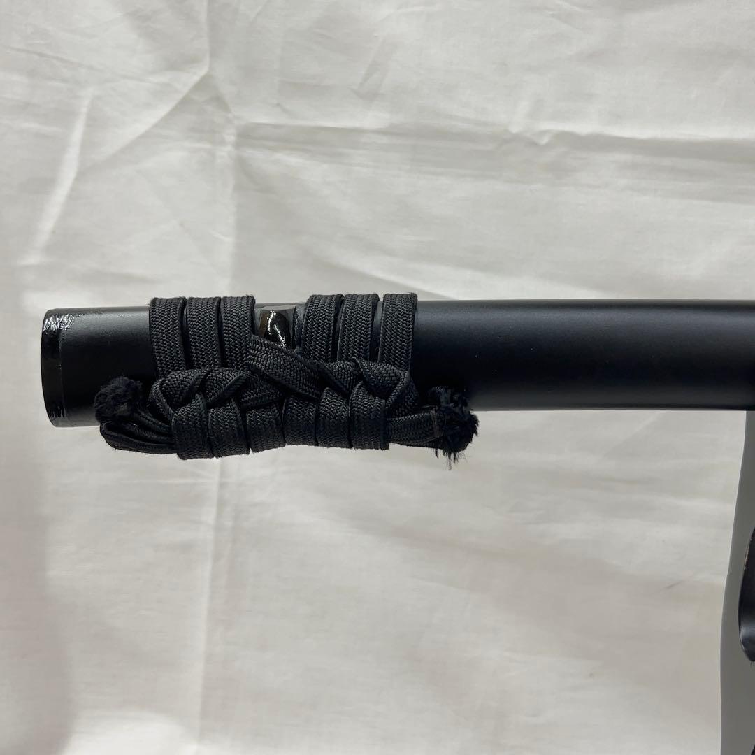 【模造刀】太刀 樋入り 鶴鍔 透かし 全長97.0センチ 黒鞘 互の目 刃紋