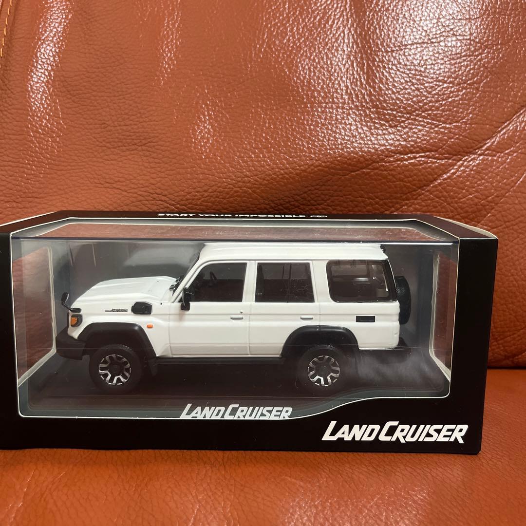 新品未使用！TOYOTAランドクルーザー スーパーホワイトII ミニカー1/43