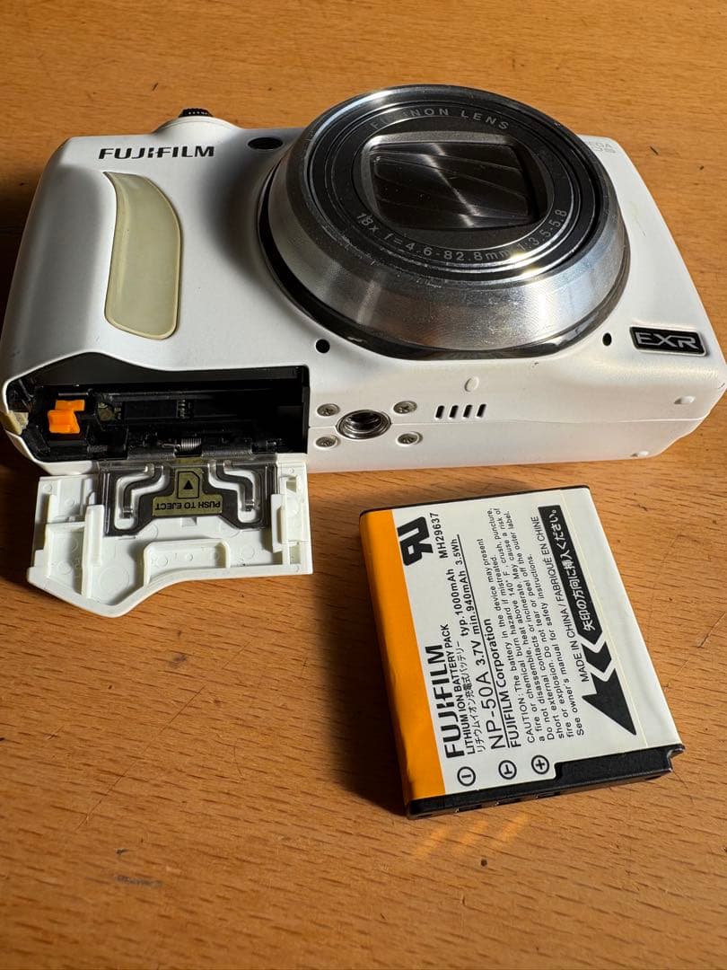 FUJIFILM FINEPIX F820 EXR ホワイト　動作確認済み