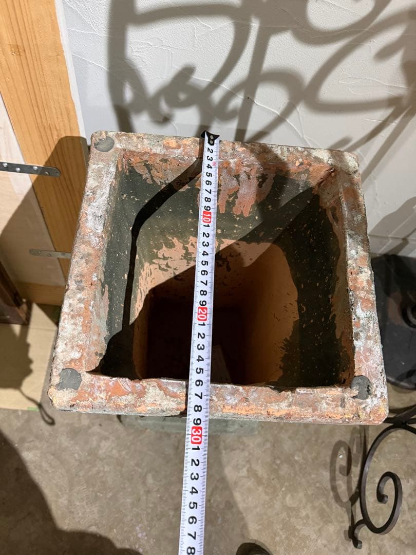 装飾が素敵な大きなアンティーク風プランター