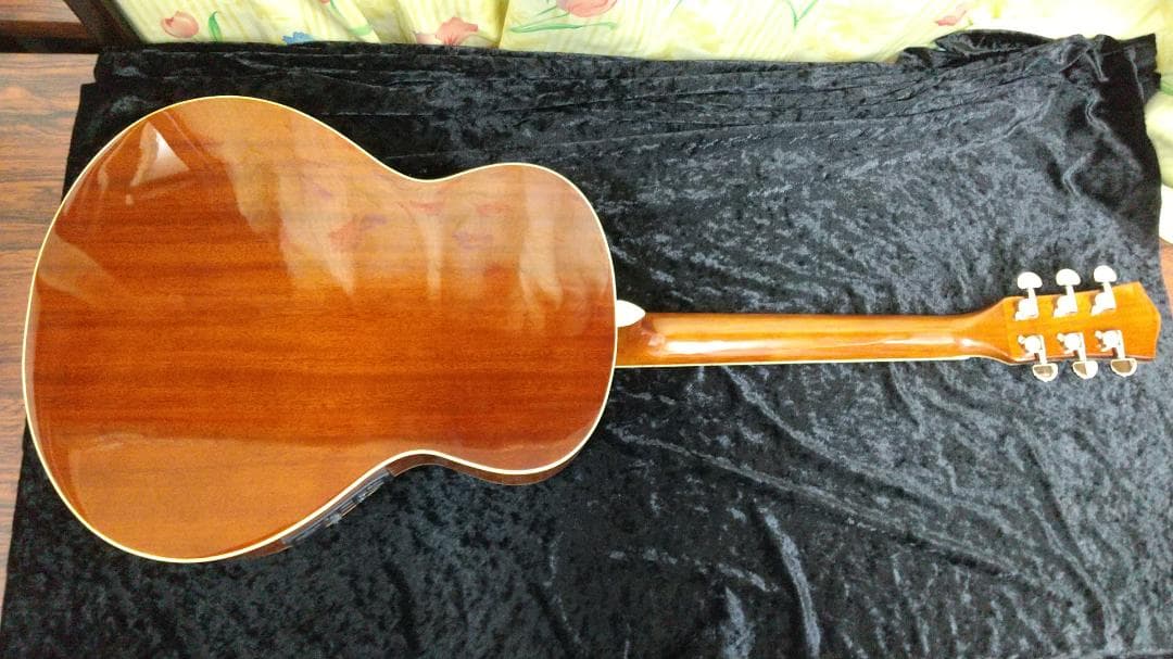 a リゾネーターギター（エレアコ）　きれいです！