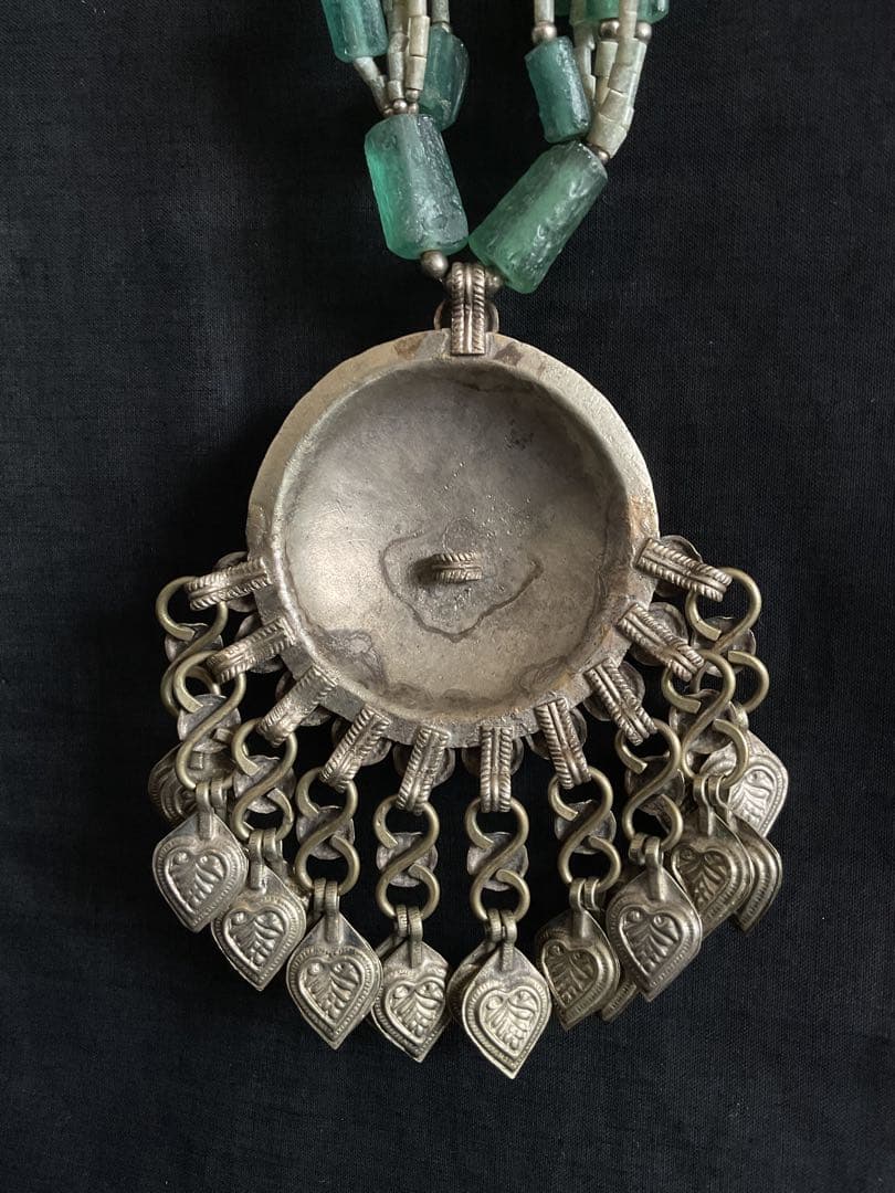 古いアフガニスタン伝統工芸「ローマンガラスと民族ジュエリーのペンダント」