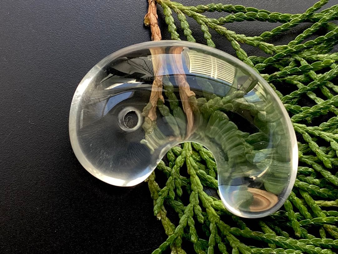 ✳抜群高品質　貴重‼️ 国産水晶最高峰の黒平水晶大型勾玉　透明感抜群　鑑別書付‼️