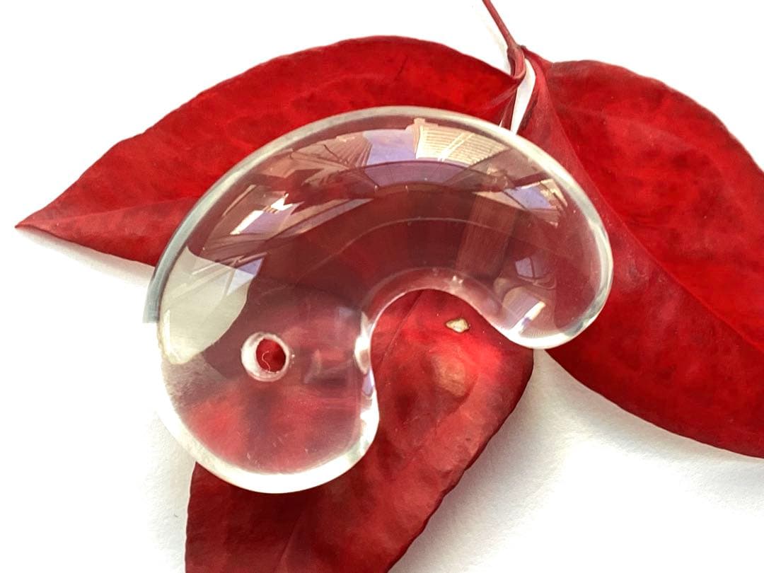 ✳抜群高品質　貴重‼️ 国産水晶最高峰の黒平水晶大型勾玉　透明感抜群　鑑別書付‼️