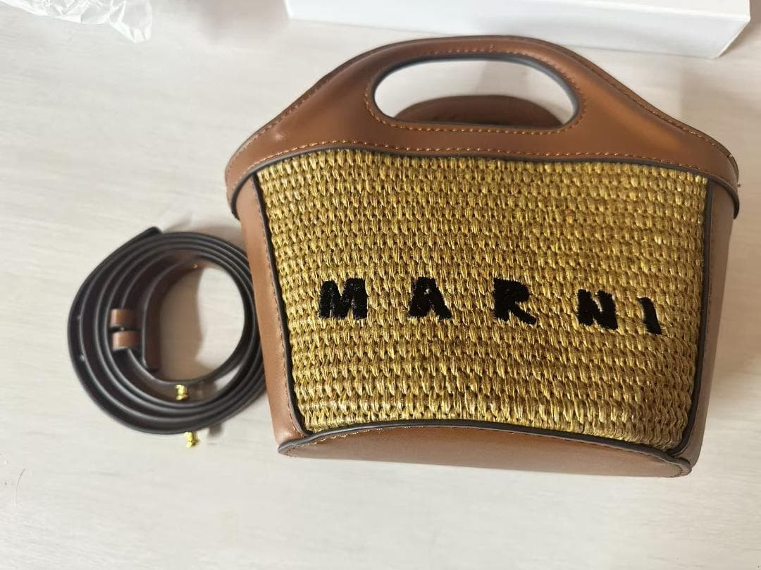 早物勝ち MARNI ロゴ入りかごバッグ