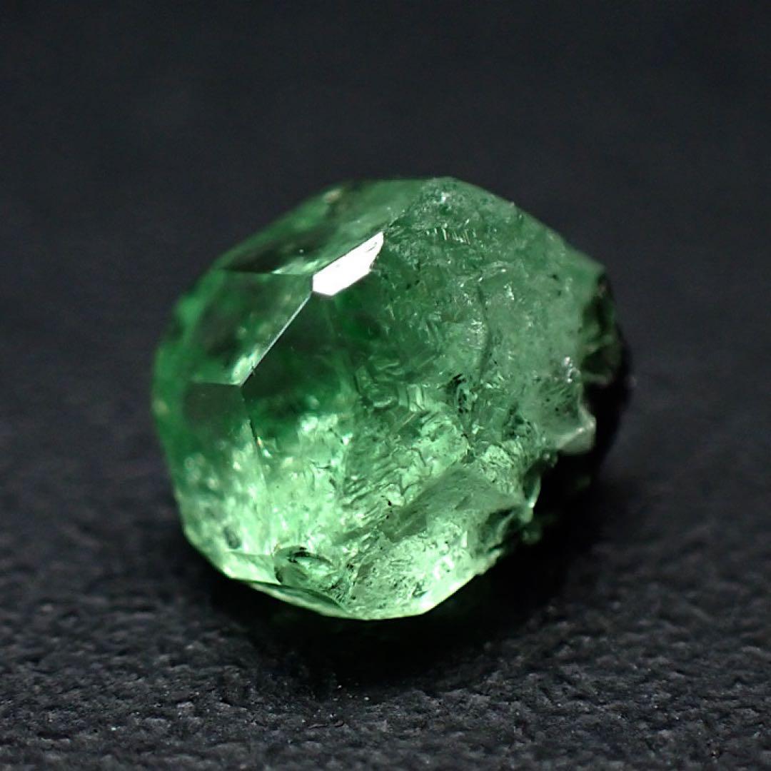 【タンザニア産】グロッシュラーグリーンガーネット(ツァボライト)