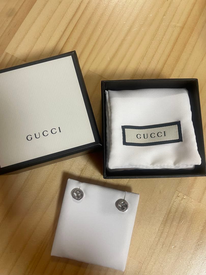 GUCCIのダブルGロゴピアス両耳