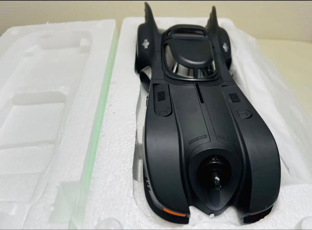 1:18 1989年映画版合金製バットモービル（新品.組立不要）