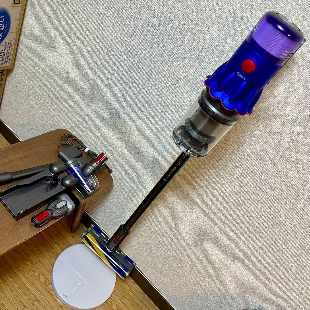 【美品】dyson 掃除機 SV20 V12 本体+充電スタンド