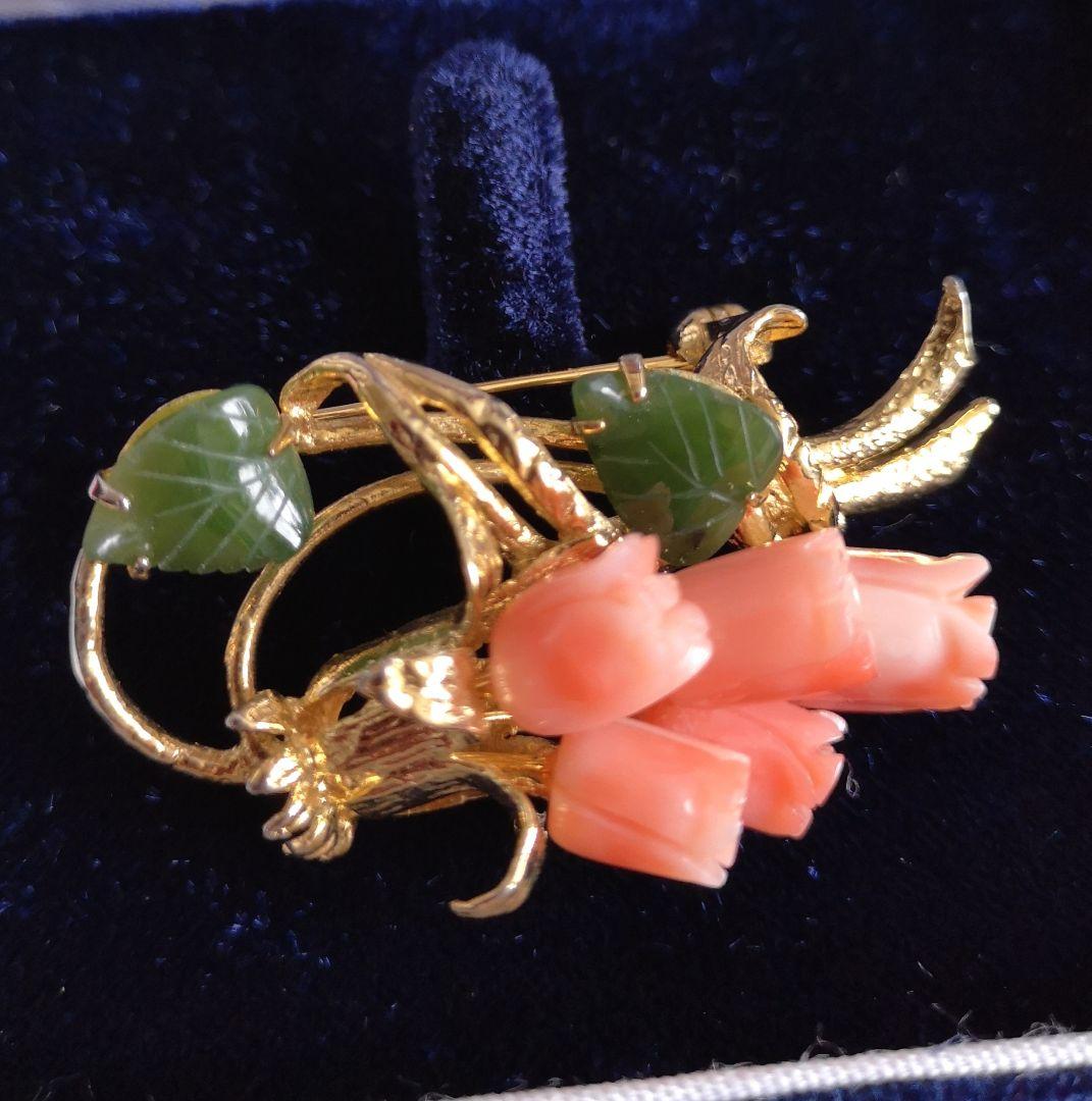 ビンテージ ブローチ 美品 ピンク珊瑚 翡翠 彫刻 チューリップ モチーフ