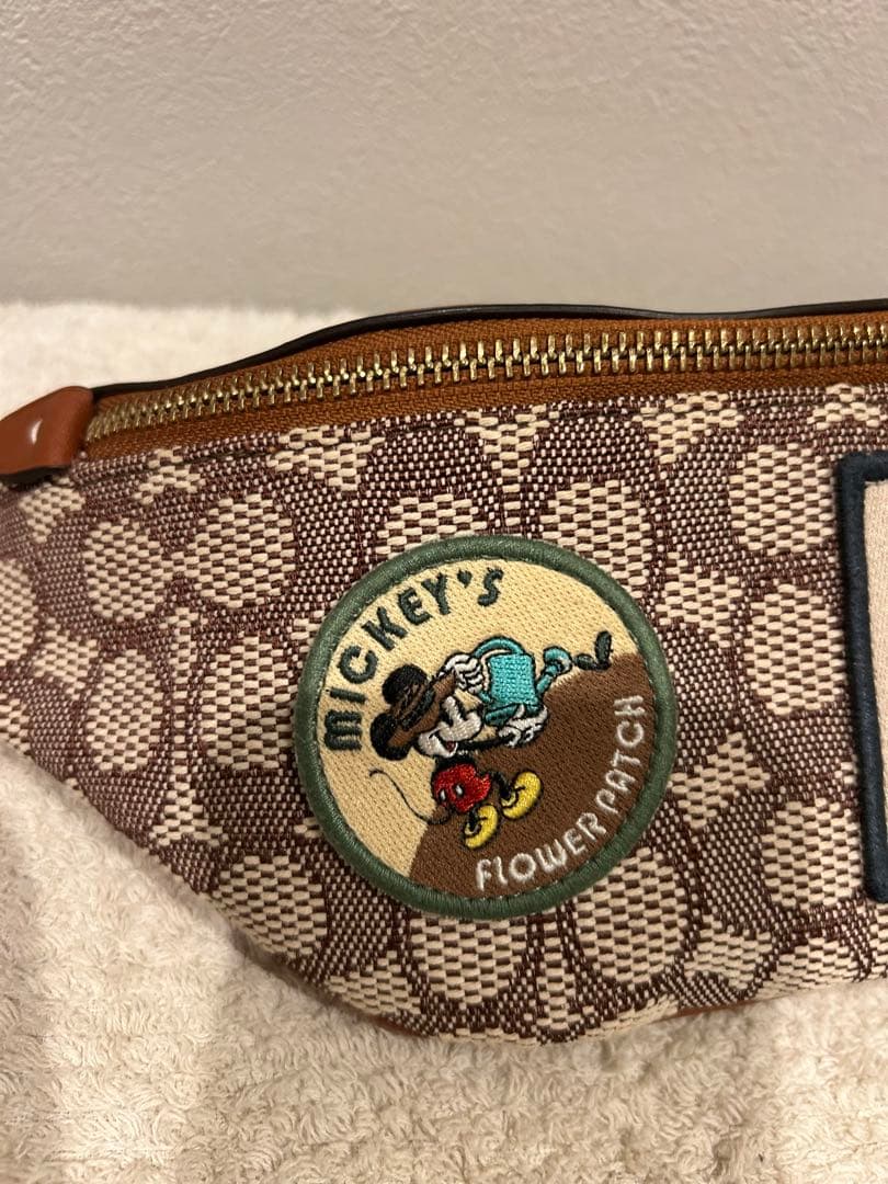 coach✖️ディズニー　限定品　ミッキー・ドナルド パッチ付きボディバッグ