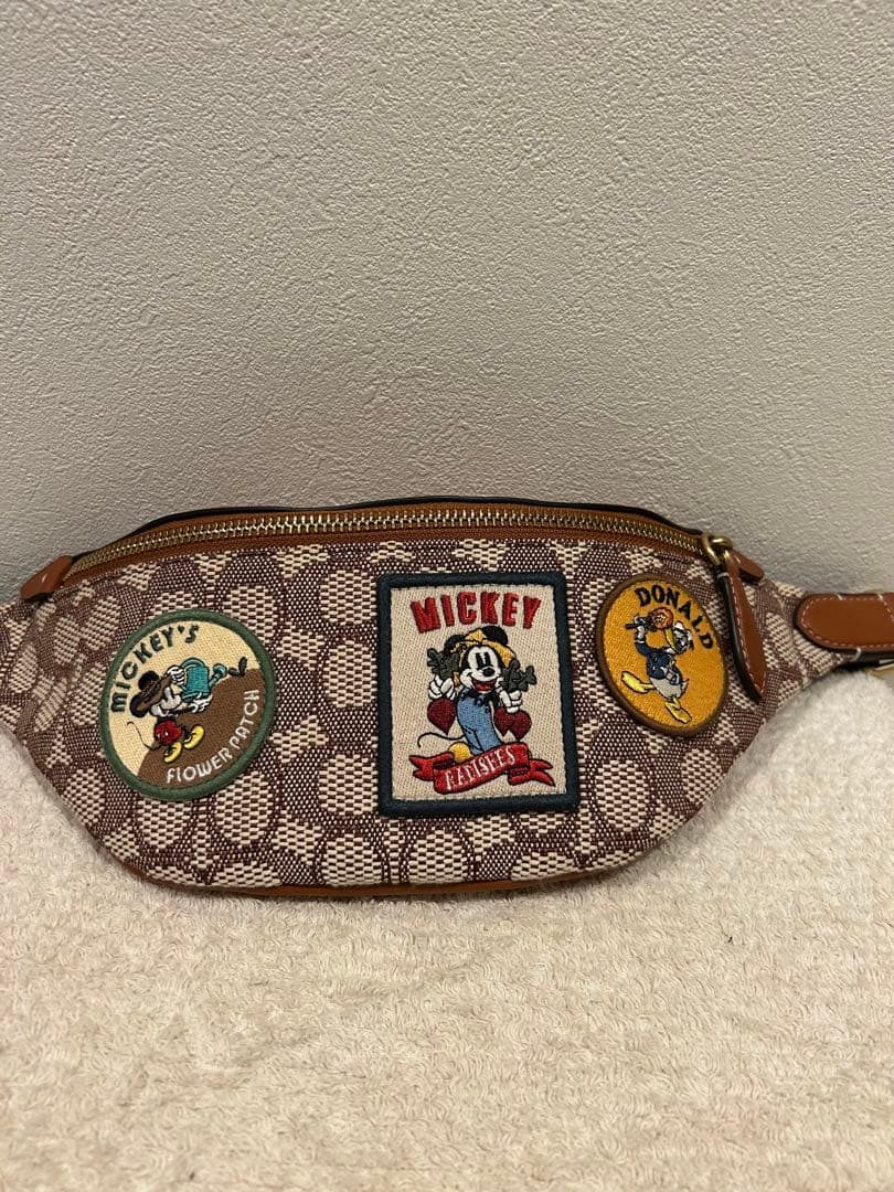 coach✖️ディズニー　限定品　ミッキー・ドナルド パッチ付きボディバッグ