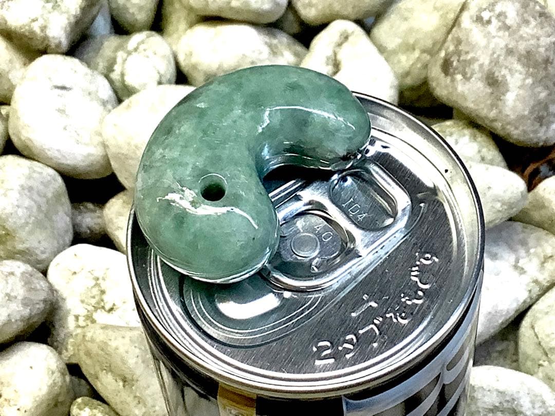 ✳味＊色良し若草色　特大*糸魚川翡翠勾玉　守護石*お守りに‼️　鑑別書取得の本物を