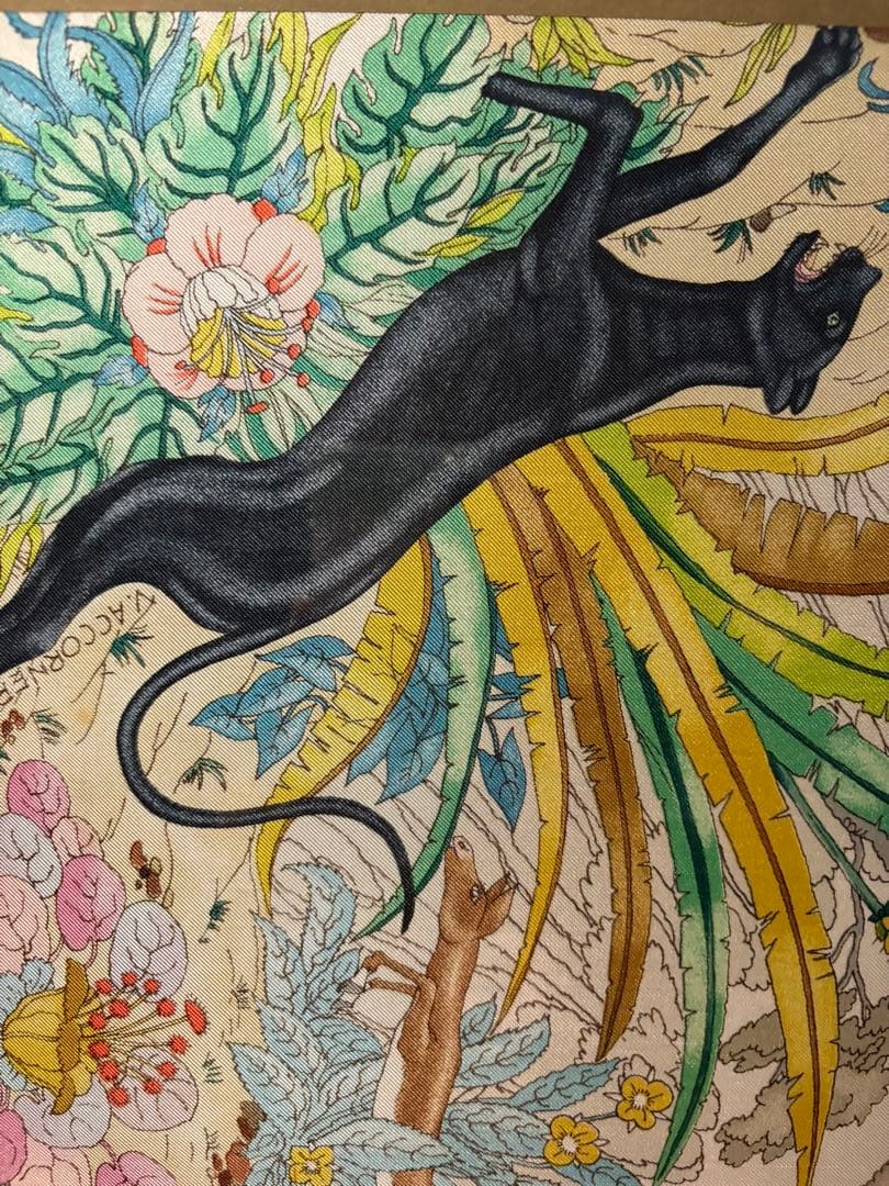 Gucci の動物柄スカーフの額装 86センチ×86センチの正方形