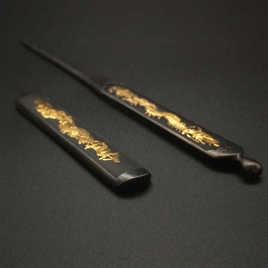 年末セール　小柄　笄　倶利伽羅剣の図　　職人作　現代金工　金工品　銅製　金メッき