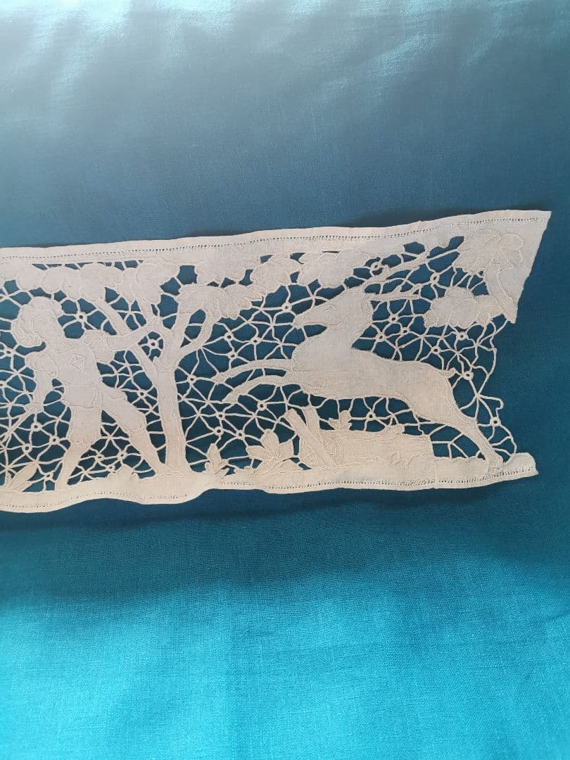 アンティーク フランス 狩猟の光景 鹿・騎馬者・犬 カットワーク リネンクロス