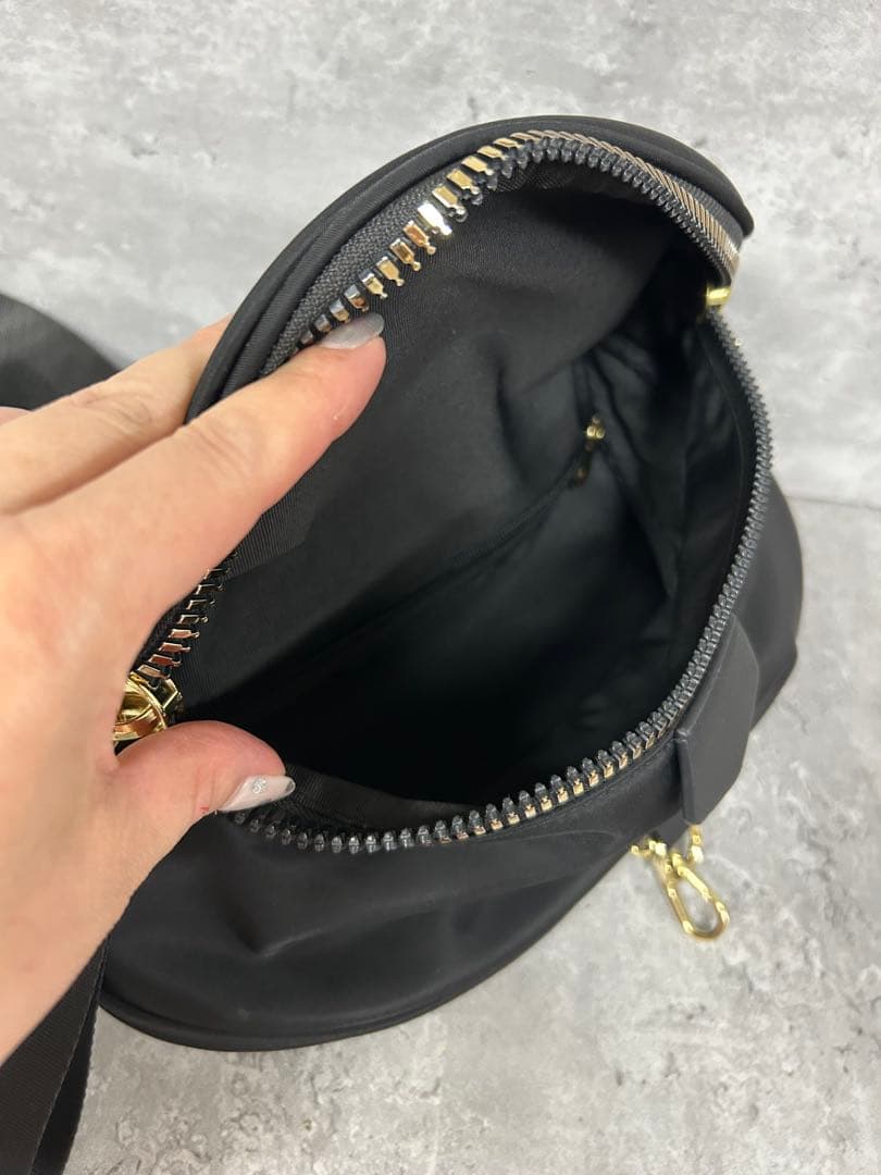 PECHINCHAR ペシンシャ メタルファスナーボディバッグ ショルダーバッグ