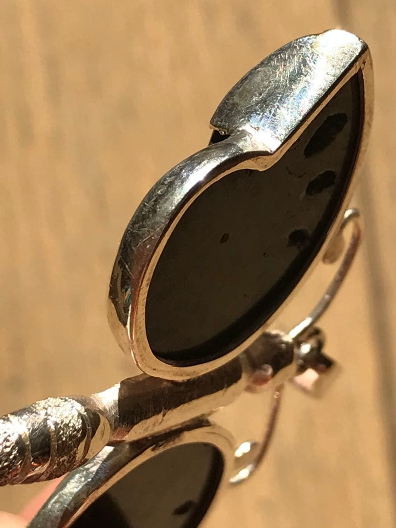 【限定出品】マダガスカル産　ブラックアンモナイト化石使用　ペンダントトップ　蝶々