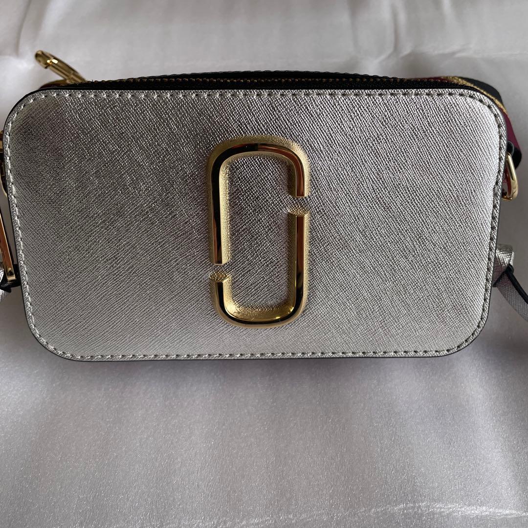 マークジェイコブス　MARCJACOBS スナップショットバックシルバー