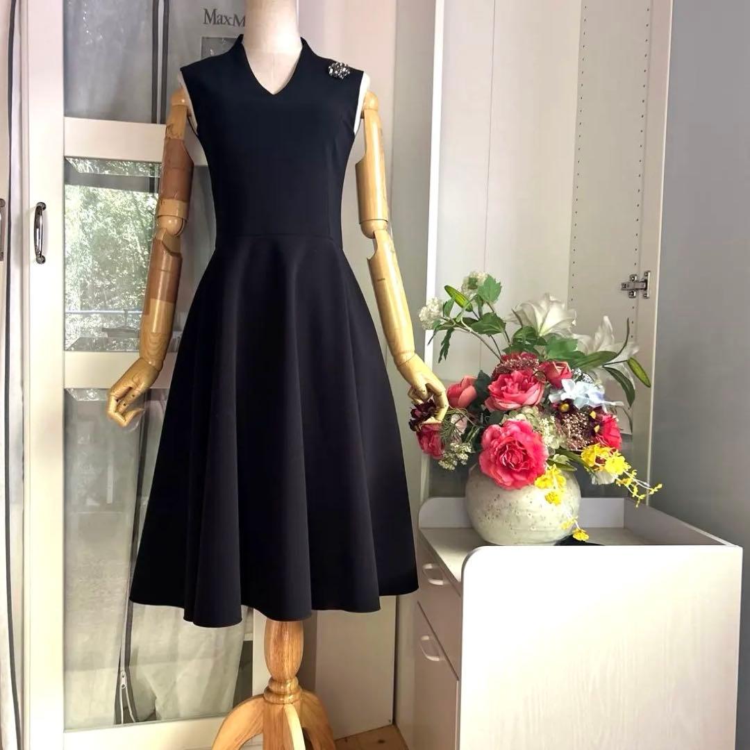 極美品　ルネ　シルエットを綺麗に見せるデザイン　フレアワンピース 黒