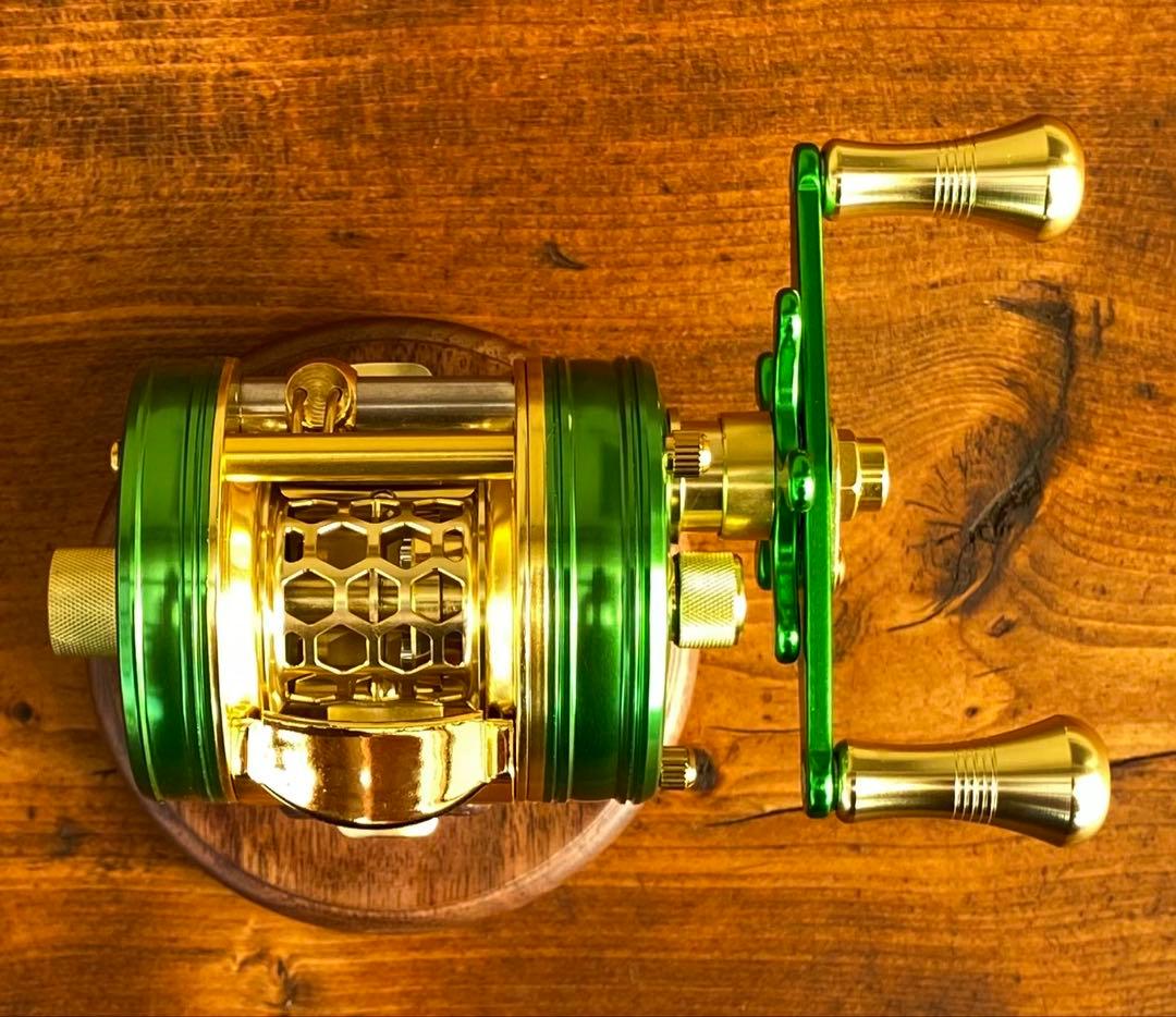 新品未使用　トラウト　ベイトリール　丸型　リール　グリーン×ゴールド　渓流釣り